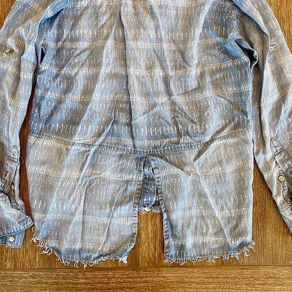 Bella Dahl Split Hem Chambray Button Front Shirt - Picture 9 of 10